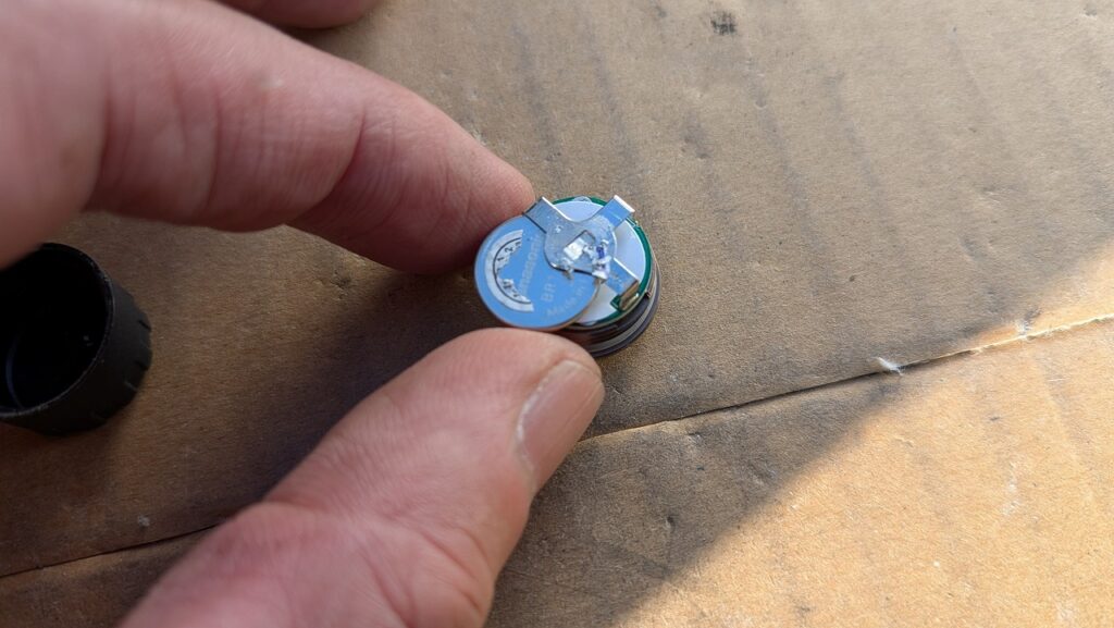 スライドして電池を取り外す、新しい電池を入れる