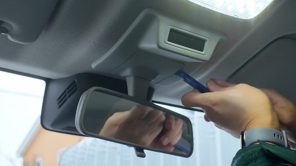 ミラーステー根本のカバーを外す