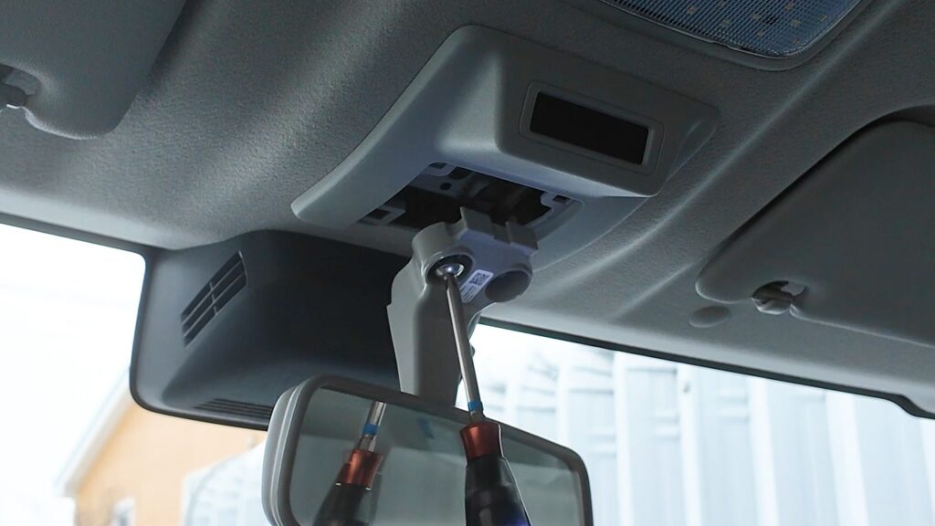 ドライバーでステーを車体に固定しているネジ2本を外す